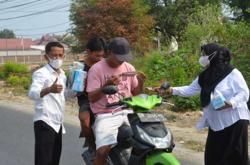 Kemenag Sigi Kembali Gelar Pembagian Masker Gratis bagi Pengguna Jalan