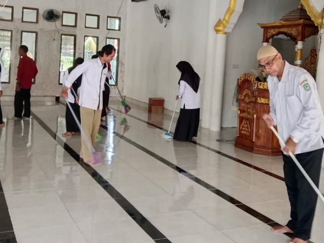 Tingkatkan Kenyamanan Rumah Ibadah, ASN Kemenag Poso Gelar Geber Mas di 15 Kecamatan