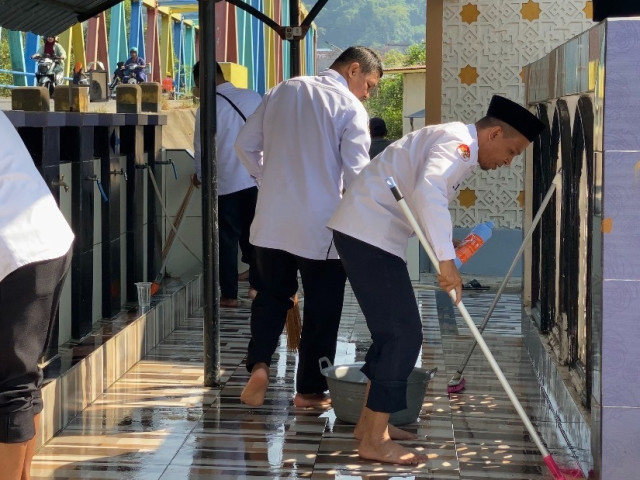 Wujudkan Kemenag Asri, ASN Kemenag Tolitoli dan KUA Kecamatan Gelar Bersih-Bersih Masjid