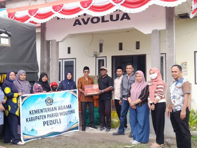 Kemenag Parimo Bantu Korban Banjir Bandang di Desa Avolua