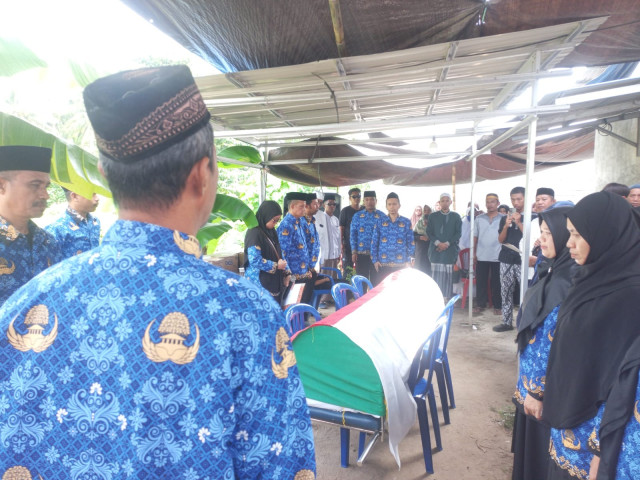 Kasubbag TU Parimo Lepas Jenazah Almarhumah Nurhayati Secara Kedinasan