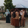 Pagi yang Indah, Senyum Guru Piket Sambut Kedatangan Siswa di Madrasah
