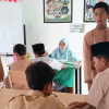 Tanamkan Kecintaan terhadap Al-Qur’an, Wali Kelas Bimbing Siswa Mengaji