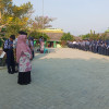 Kebersamaan Guru dan Siswa di Pagi Hari
