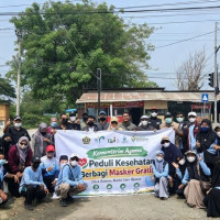 Kemenag Sigi Bersama IPARI Bagikan Masker, Peduli Kesehatan Masyarakat Terdampak Asap Karhutla