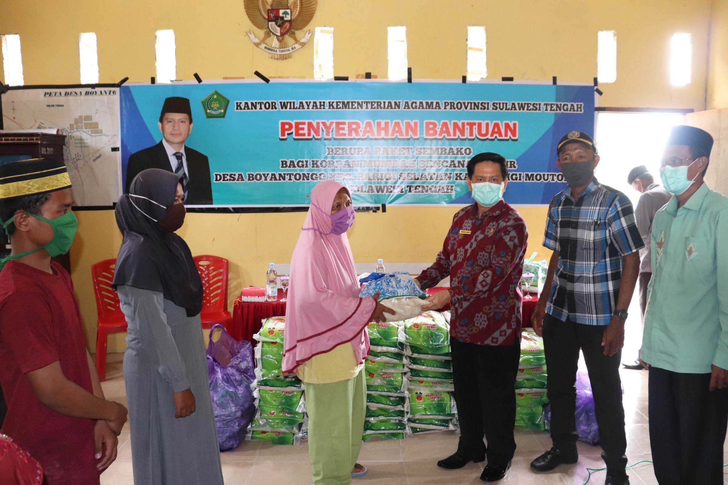 Kakanwil Serahkan Paket Sembako bantuan ASN Kanwil Kemenag Sulteng Kepada Korban Banjir Di Parimo