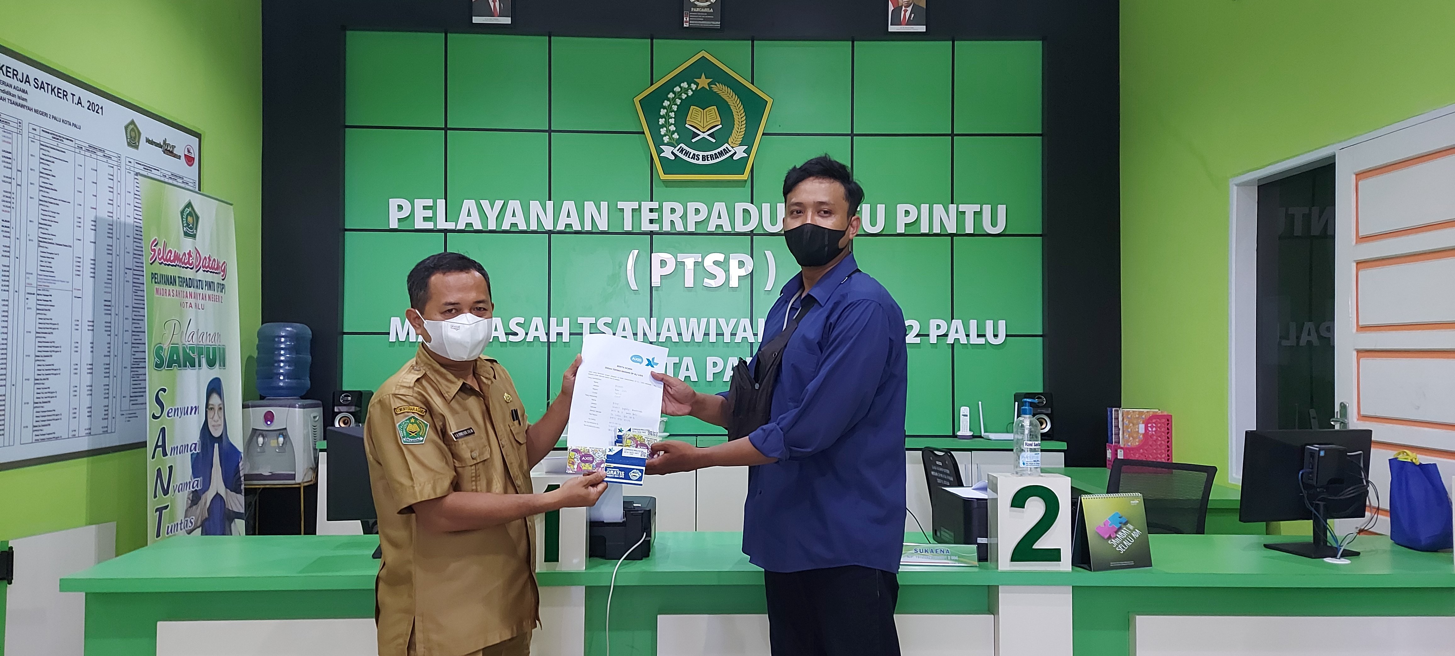 GTK MTsN 2 Kota Palu Terima Bantuan Kartu Perdana Paket Data dari XL Axiata