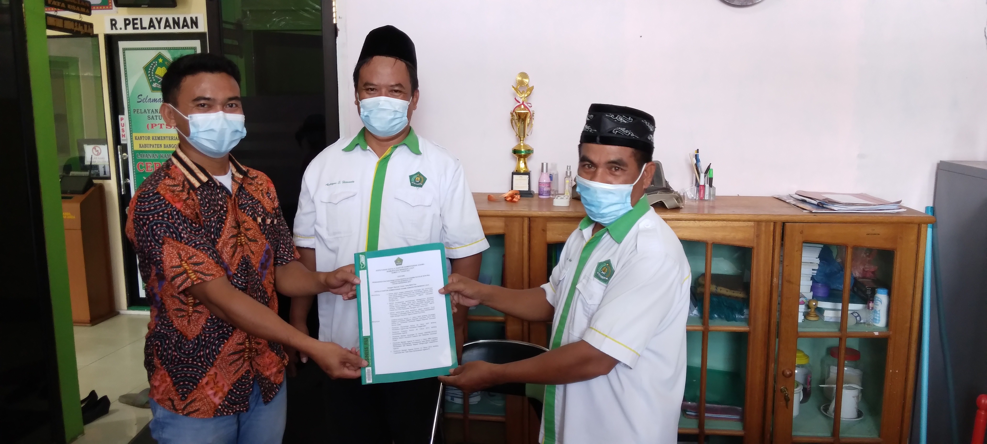 Serahkan SK Penyuluh Katolik, Kasubag TU Rustam : Tetap Semangat