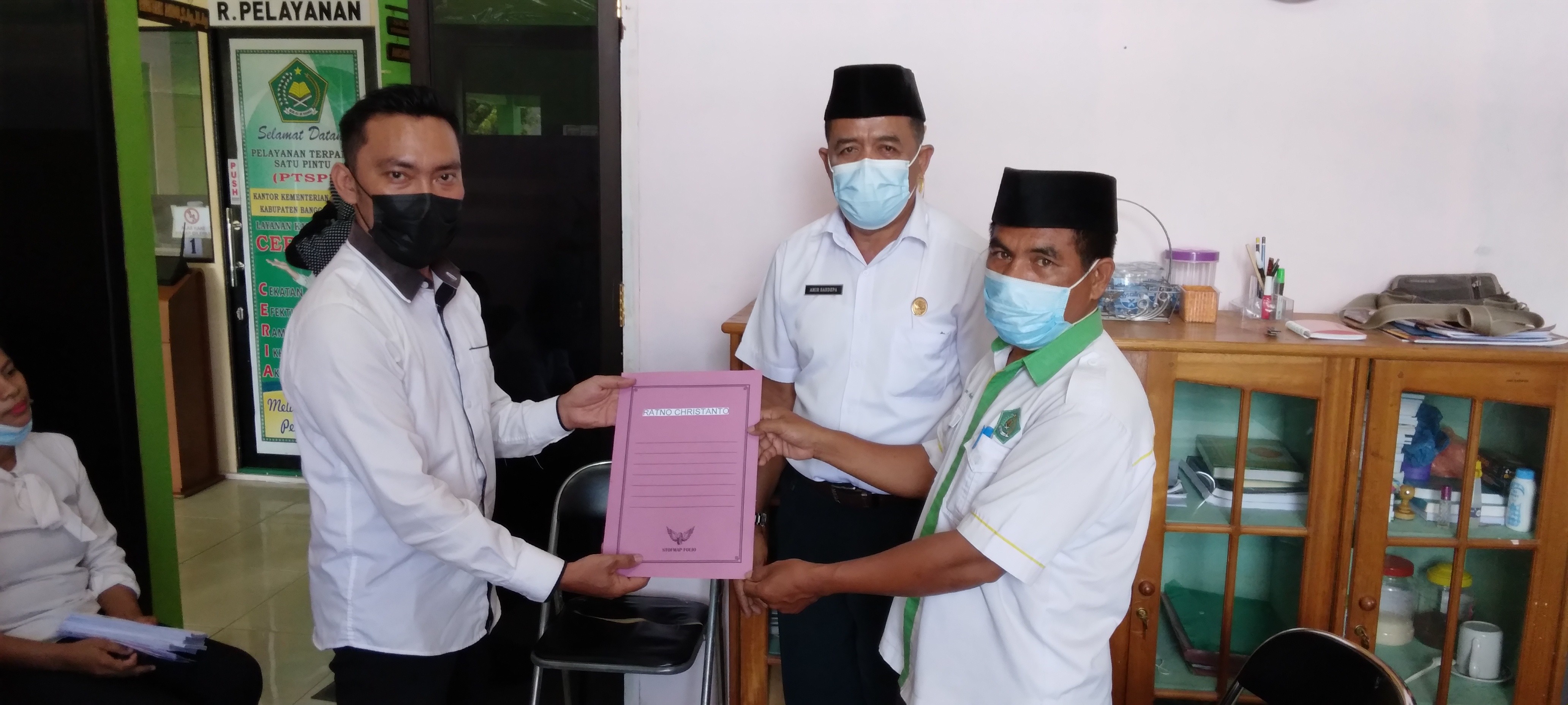 Serahkan SK Penyuluh Kristen, Kasubag Rustam : Laksanakan Tugas Dengan Baik