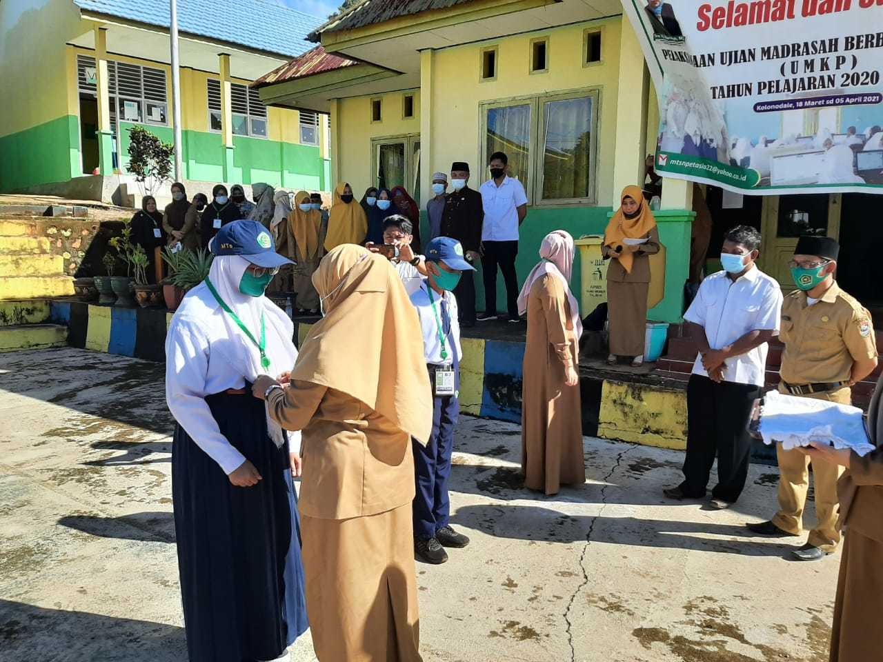 Kakankemenag Membuka Pelaksanaan Ujian Di MTsN 1 Morut