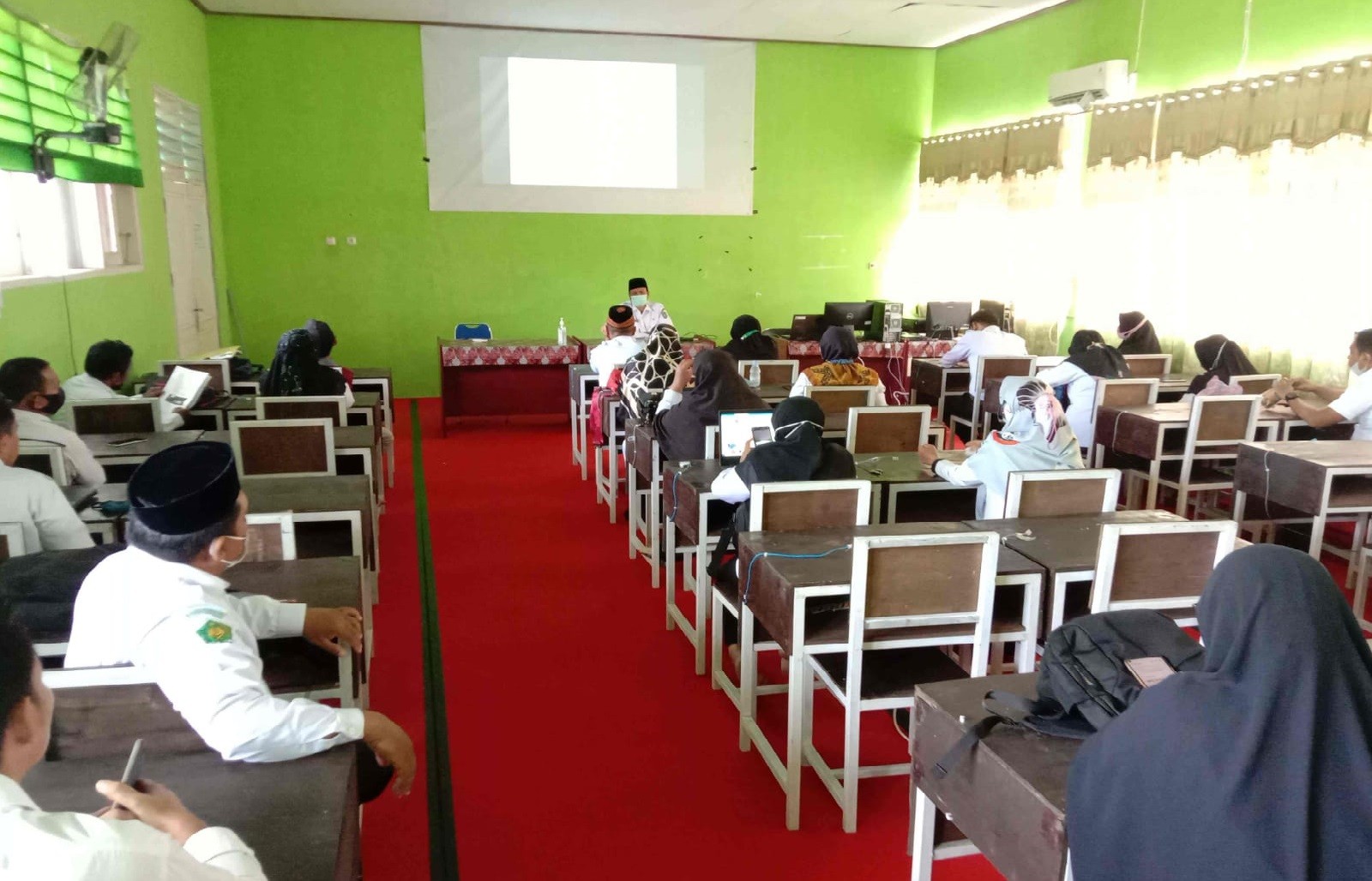 MAN 1 Poso Gelar BIMTEK dalam pengoperasian E-learning 