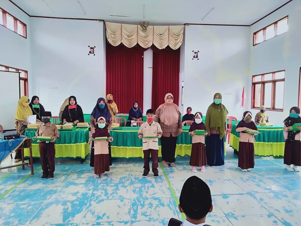 MIN 1 Parigi Laksanakan Pembagian Rapor