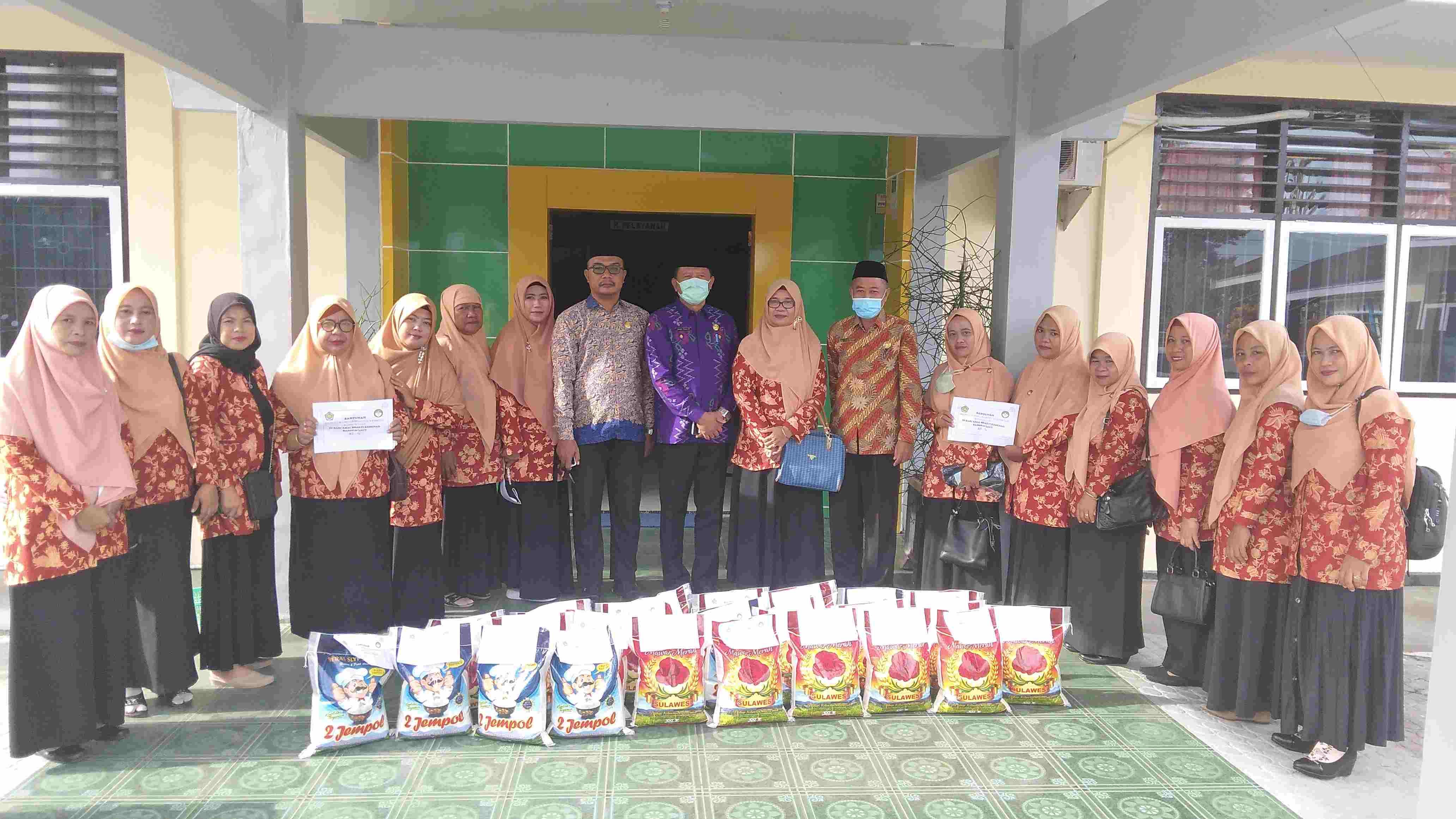 DWP Kemenag Banggai Laut Sambut HAB 76 Dengan Bagikan Santunan