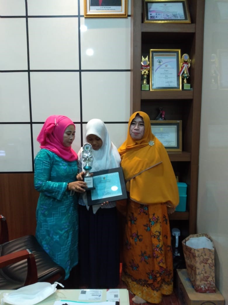 Siswi MTsN 2 Kota Palu Raih Juara 1 Lomba Menulis Cerpen se-Kota Palu