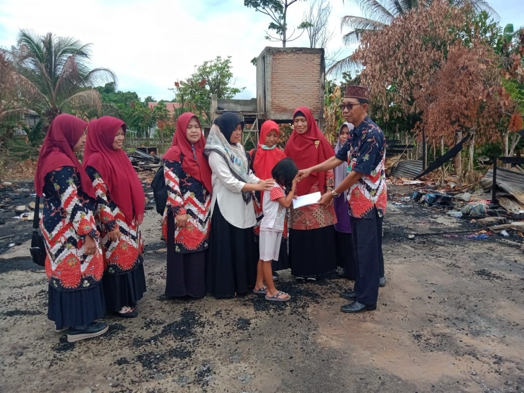 Kepala MIN 1 Tolitoli Berikan Sumbangan Peduli Kepada Korban Kebakaran Siswa MIN 1 Tolitoli