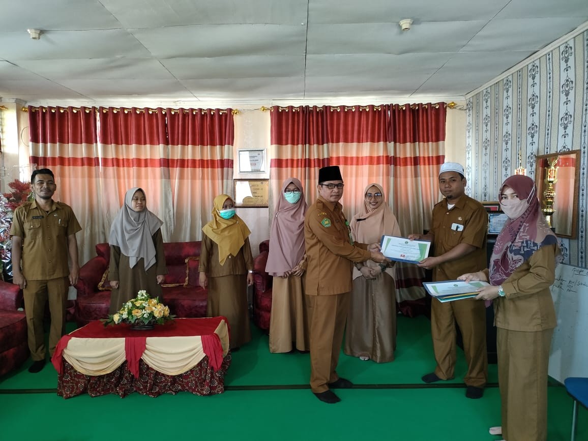 Kepala MAN Tolitoli Serahkan Sertifikat PIGPM