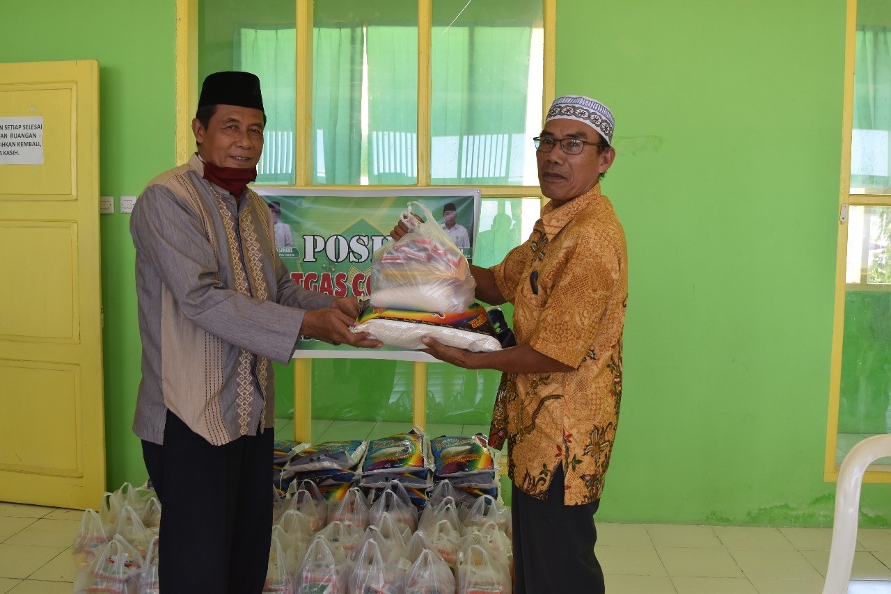 Jumat Berbagi, Kemenag Banggai Serahkan Bantuan kepada Imam Masjid