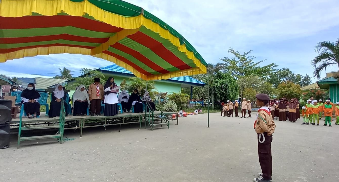Siswa-Siswi MIN Buol Menampilkan Beragam Atraksi Ekskul pada Upacara Peringatan Sumpah Pemuda ke-94