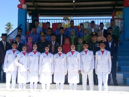 Kamad MTs Negeri  1 Tolitoli Ikuti Upacara HUT RI Ke-77