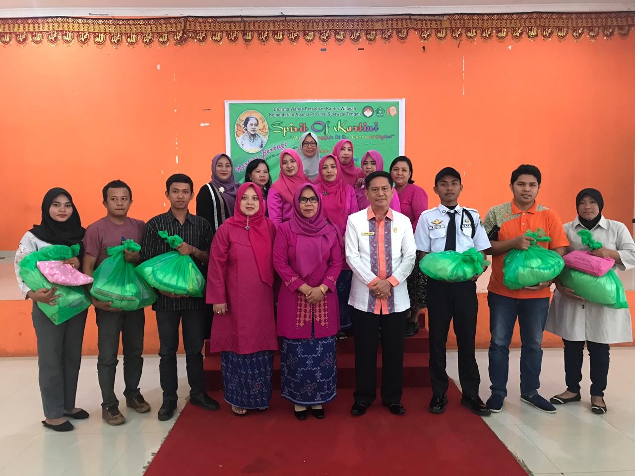 Peringati Hari Kartini dan Sambut Ramadhan, DWP Kemenag Sulteng laksanakan Kegiatan Kartini Berbagi