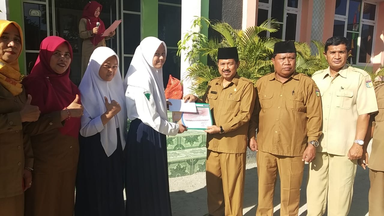Kamad MTsN 2 serahkan Penghargaan pada Siswa Siswi Berprestasi 