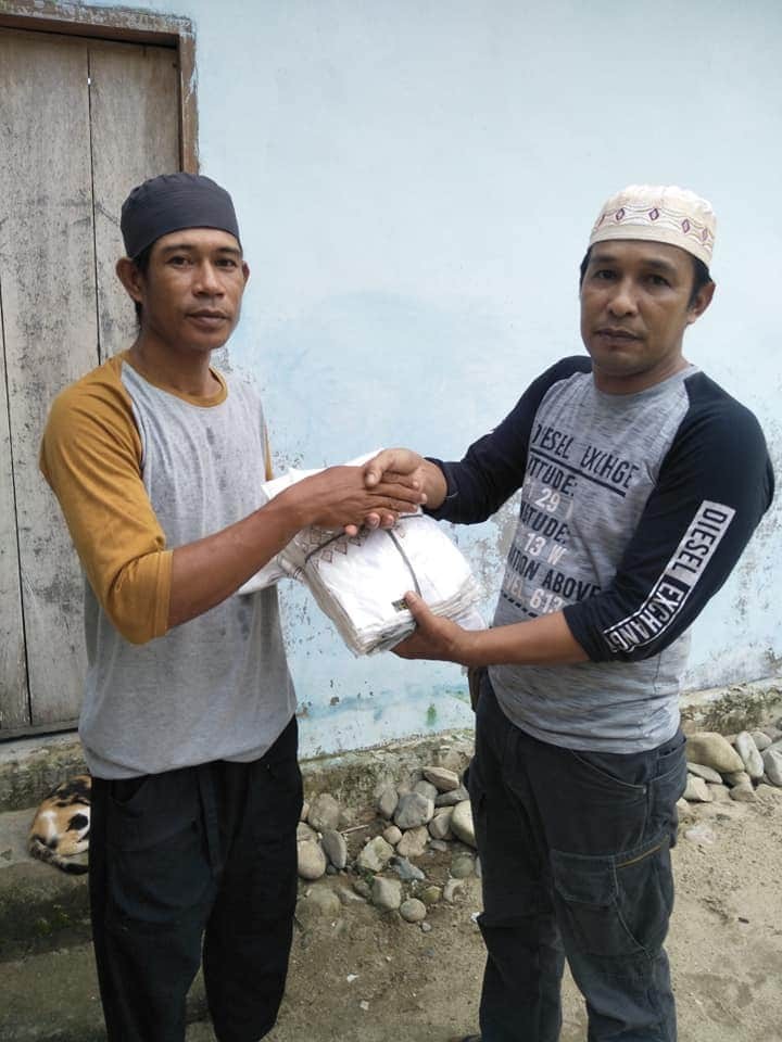 FKPAI Torue Serahkan Bantuan Pakaian Shalat Kepada Korban Banjir