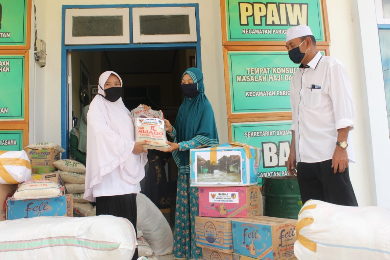 Posko KanKemenag Parimo Peduli Serahkan Bantuan Makanan Dan Pakaian