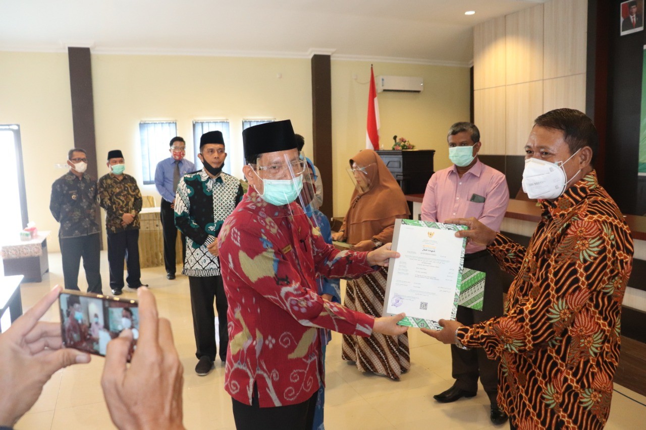 Kakanwil Kemenag Sulteng Serahkan Sertifikat Halal