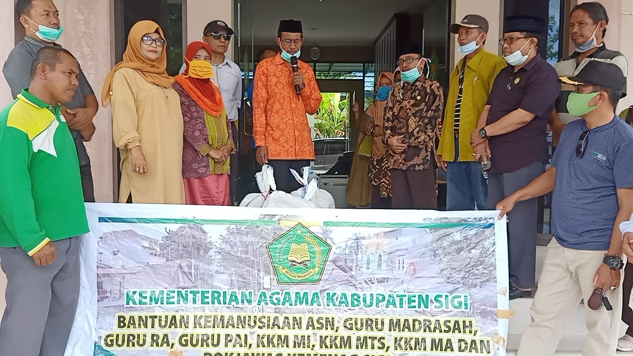 Kepala KanKemenag Sigi Serahkan Bantuan Sembako Untuk Korban Banjir Di Parimo