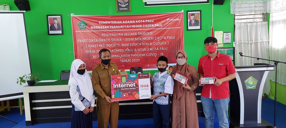 MTsN 2 Palu Serahkan Pulsa Data Gratis Pada Siswa