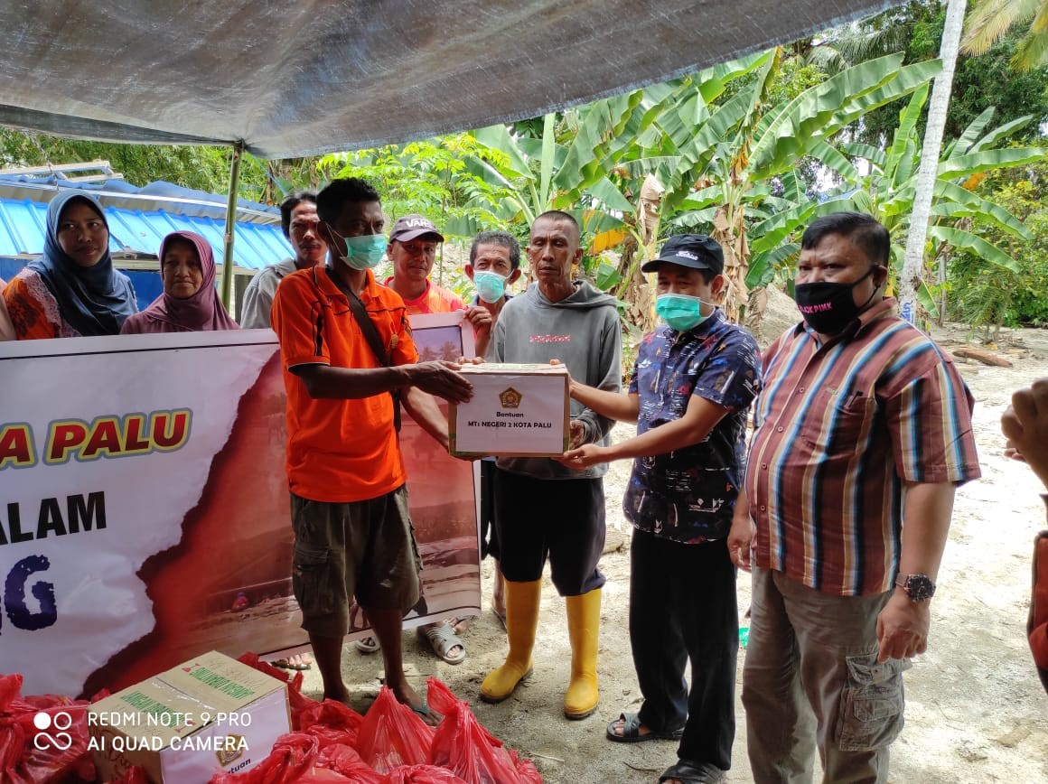 Madrasah Tsanawiyah Negeri 2 Kota Palu Bantu Korban Banjir Rogo