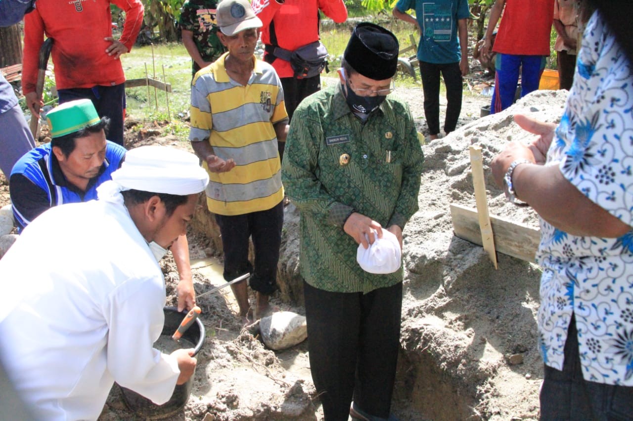 Wabup Parimo Bantu 100 Sak Semen Di Ponpes Darushalihin Auma Kecamatan Sausu