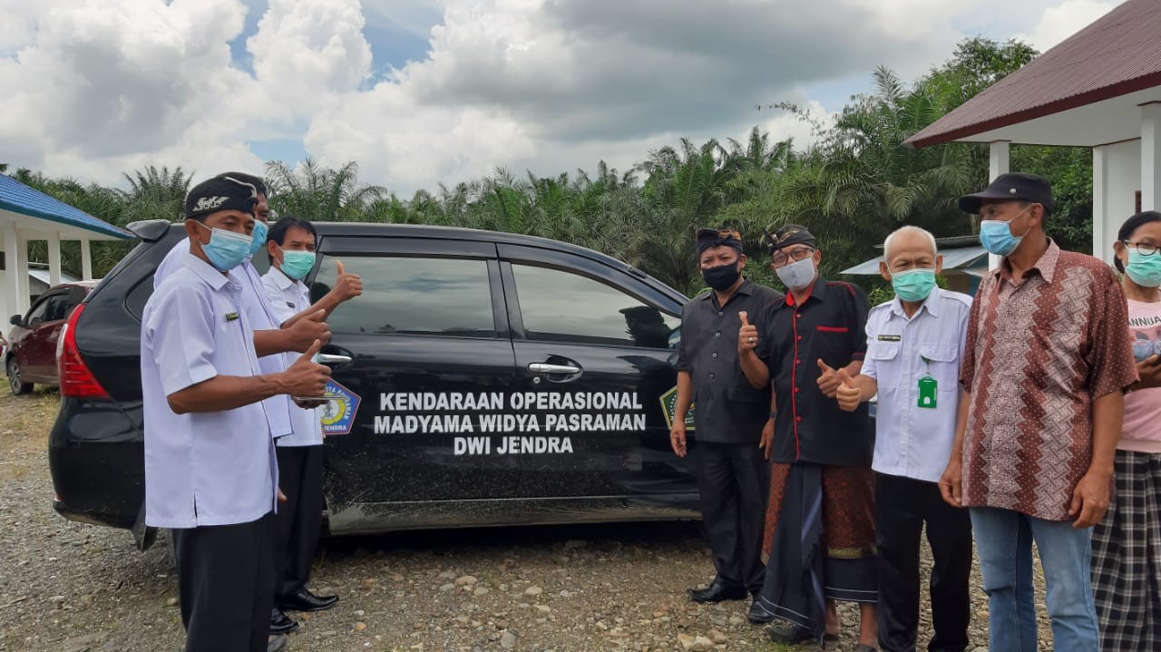 Pembimas Hindu Kemenag Sulteng Serahkan Dua Kendaraan Oprasional Pasraman Madyama Widya Dwi Jendra 