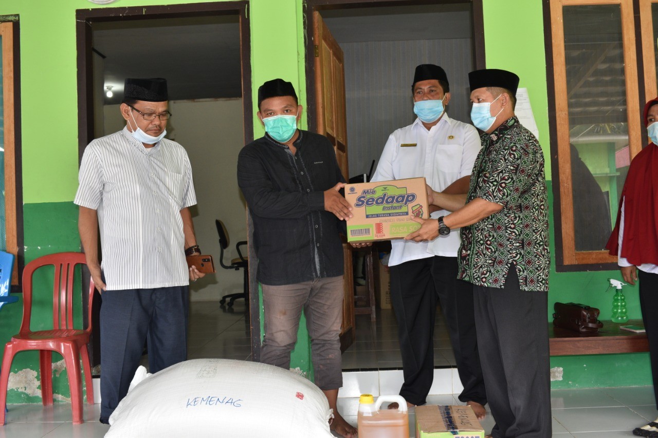 Sambut HAB Ke 75, Kemenag Touna Dan DWP Berbagi Bantuan Sosial Berupa Sembako