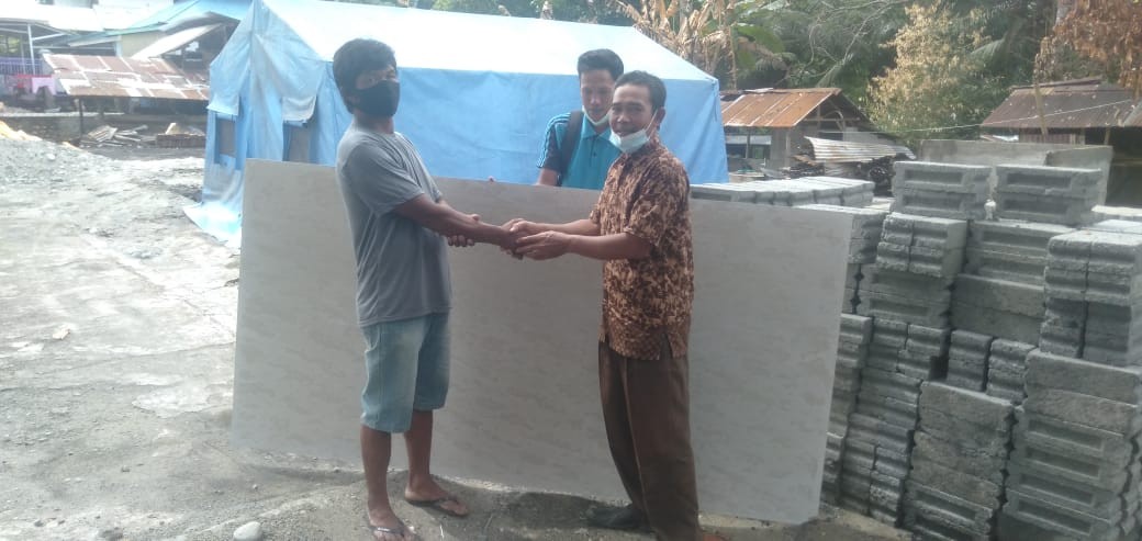 MAN 1 Parigi Serahkan Kasibor Kepada Korban Kebakaran Di Sausu