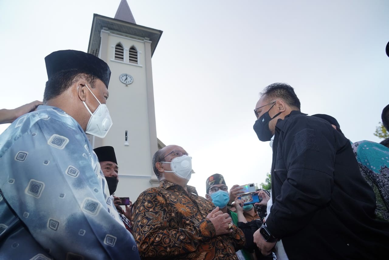 Kunjungi Gereja Katedral Makassar, Menag Yaqut: Kita Lawan Teror