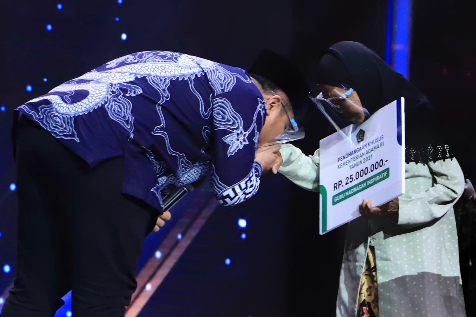 Kado Dedikasi, Kemenag Rehab Madrasah Tempat Mengajar Neneh Hasanah