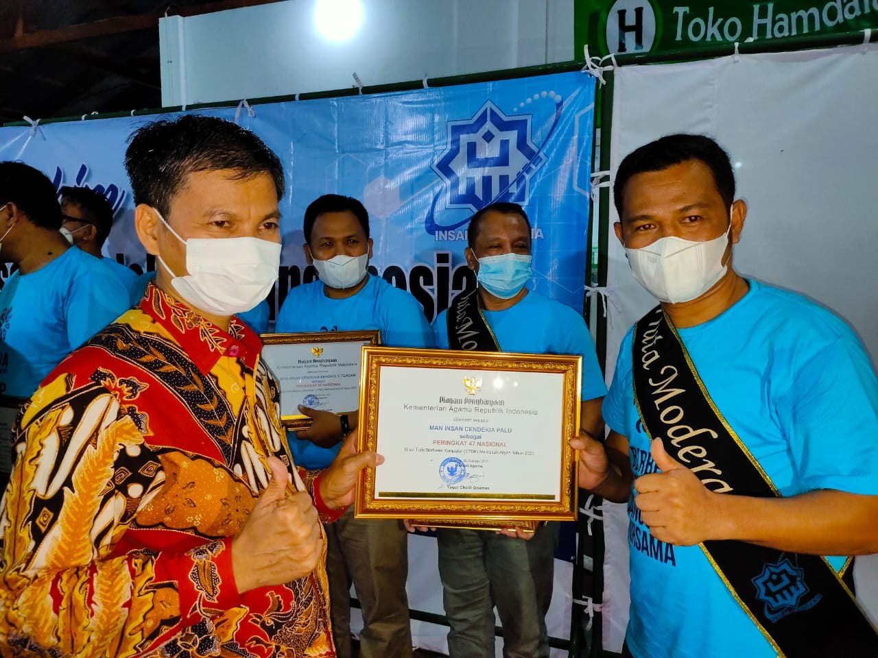 Dua Guru MAN IC Palu Mendapat Penghargaan Dari Menag Sebagai Guru Pelopor Moderasi Beragama