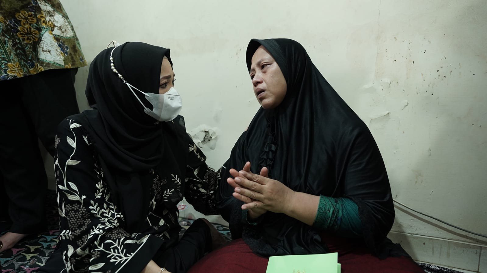 Beri Santunan, Penasihat DWP Kemenag Kunjungi Keluarga Korban Musibah MTsN 19