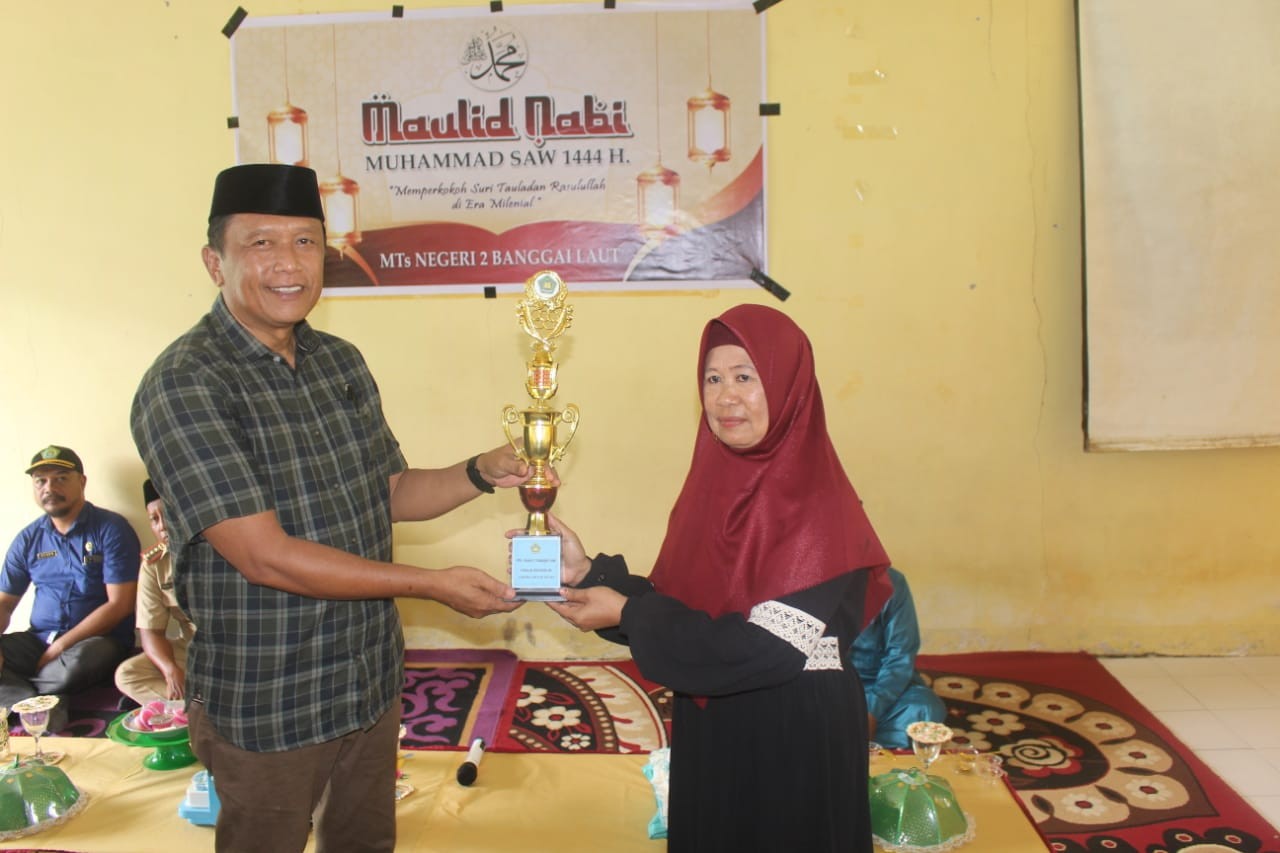 Kakankemenag Banggai Laut Serahkan Piala Juara Lomba Maulid