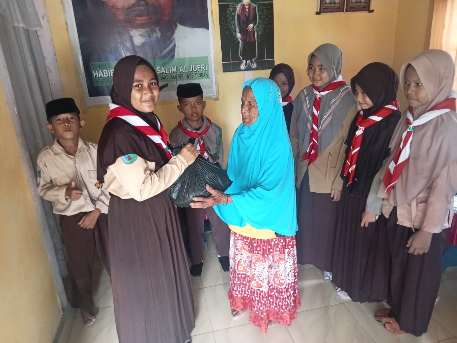 Siswa MIN Morut Biasakan Berbagi Lewat Pembelajaran Keutamaan Memberi 