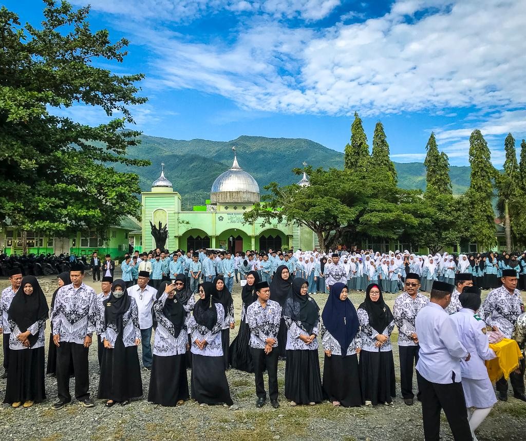 Penganugerahan Guru Berprestasi Pada Upacara Hari Guru Nasional di MAN 1 Kota Palu
