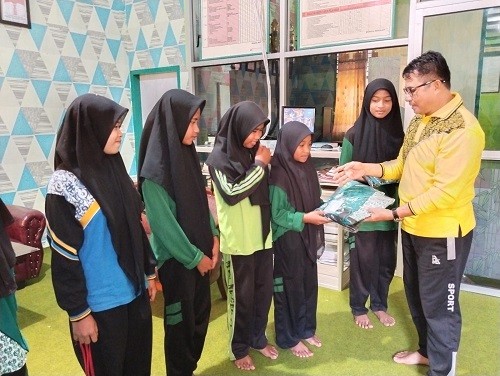 Serahkan Bantuan Siswa Kurang Mampu, Kamad MTs Negeri 1 Tolitoli Berikan Semangat belajar  Pantang menyerah