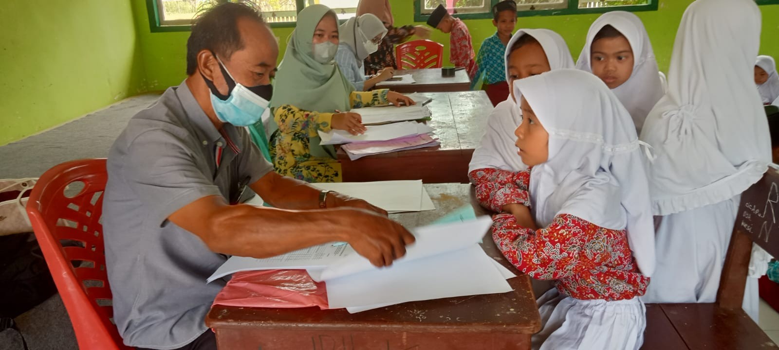 Pemeriksaan Berkala Siswa MIN Morowali Utara Dari Puskesmas Baturube