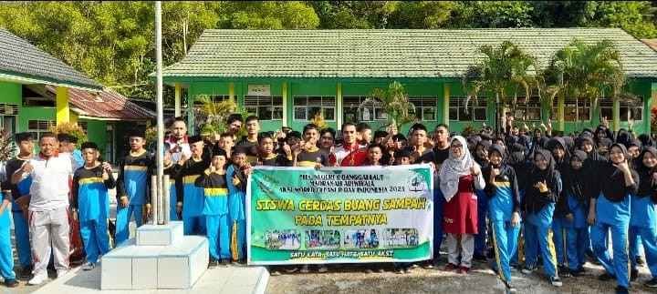 Peringati Word Cleanup Day, MTsN 2 Banggai Laut Gelar Aksi Bersih Lingkungan