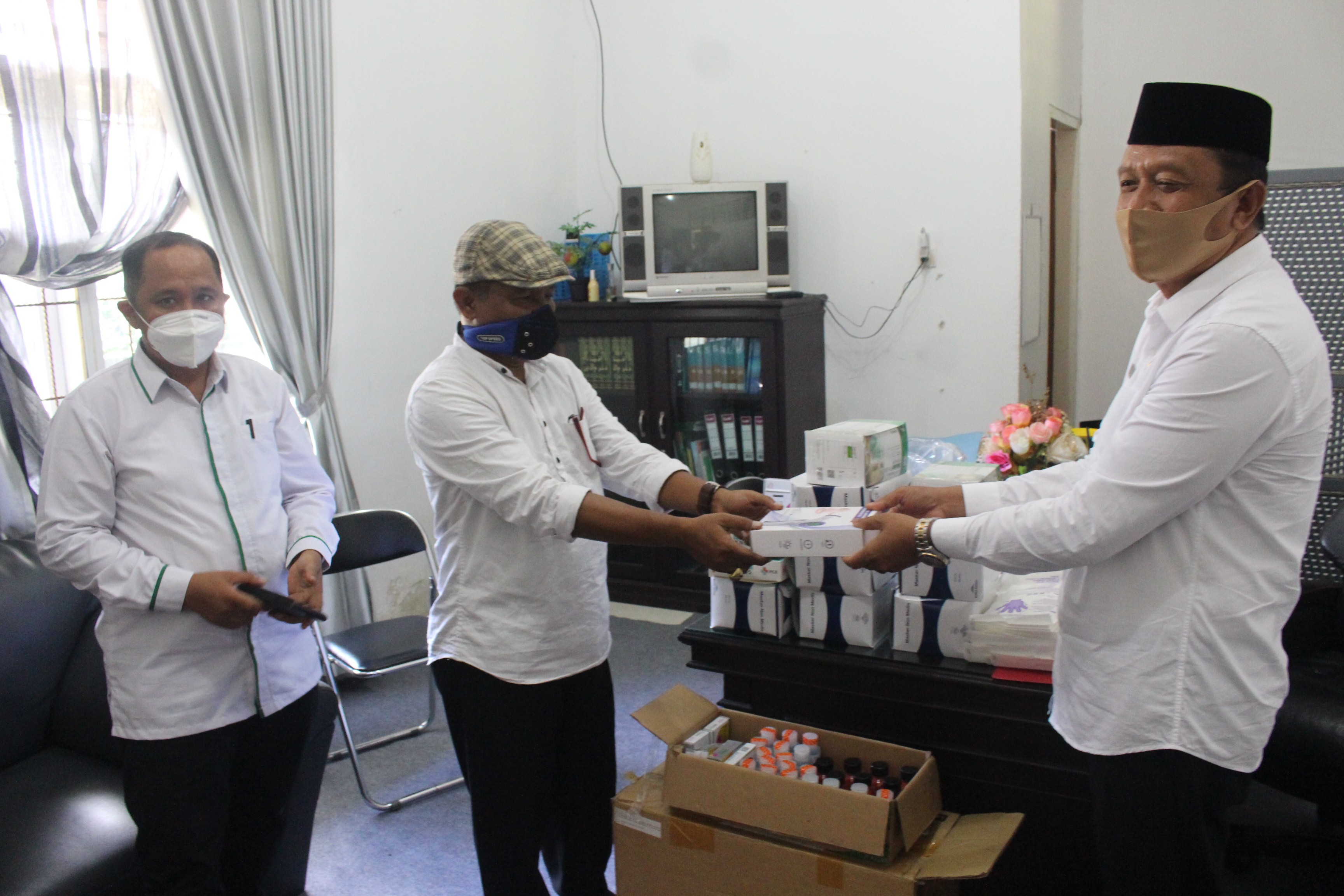 KEMENAG BALUT TERIMA BANTUAN PERLENGKAPAN PROTOKOL KESEHATAN