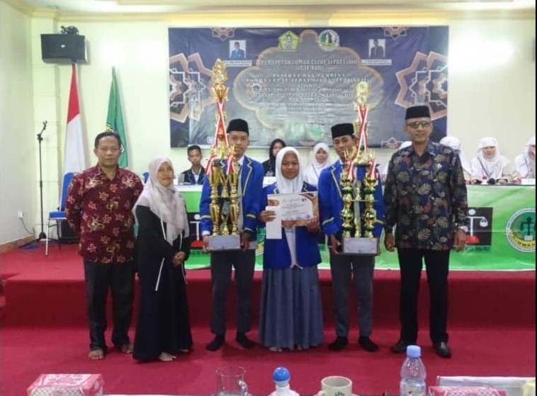 Man 1 Poso Berhasil Raih Kembali Piala Juara 1 Umum Lomba Cepat Tepat Fiqih 