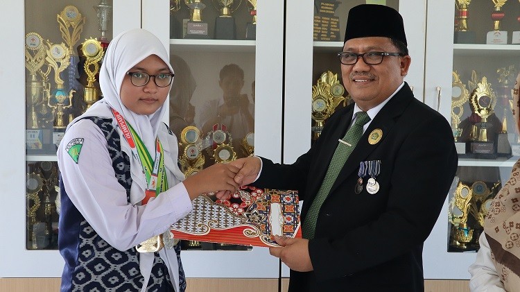 Kakanwil Berikan Bonus Bagi Siswi MTsN 3 Kota Palu Peraih Empat  Medali pada IMO Tkt. Nasional