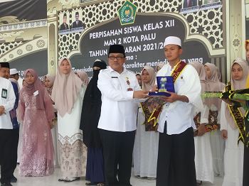 MAN 2 Kota Palu  Gelar Tiga Seremoni, Kakanwil Berikan Bonus untuk Hafidz dan Hafidzah Berprestasi