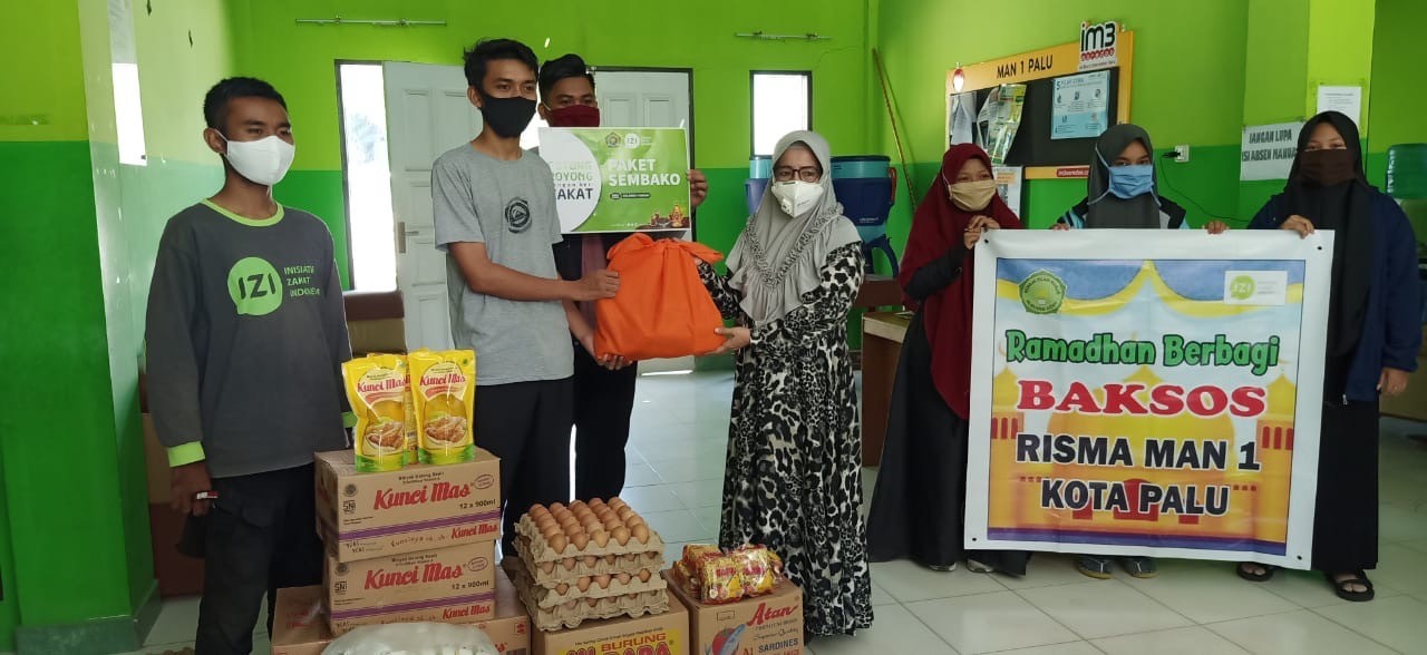 MAN 1 Kota Palu Bagikan Paket Sembako untuk Anak Yatim